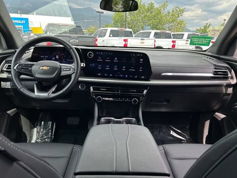 Used 2025 Chevrolet Traverse LT w/ Driver Confidence Package AWD/4WD image 7