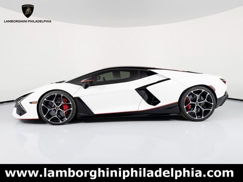 Used 2024 Lamborghini Revuelto image 8