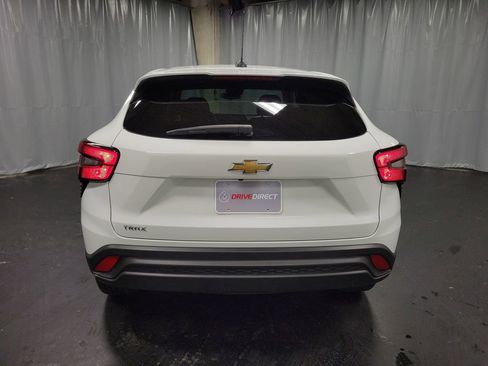 Used 2025 Chevrolet Trax LS w/ LS Convenience Package image 7