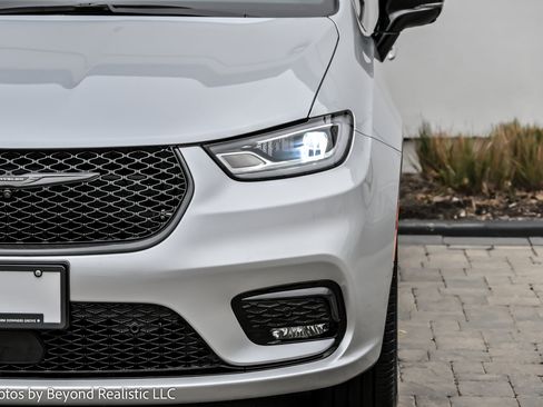 Used 2024 Chrysler Pacifica Limited w/ S Appearance Package image 10