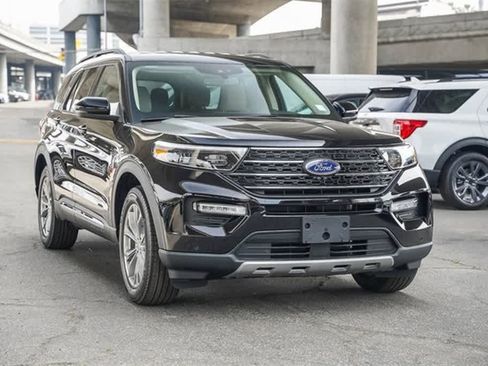 New 2024 Ford Explorer XLT w/ Equipment Group 202A image 3