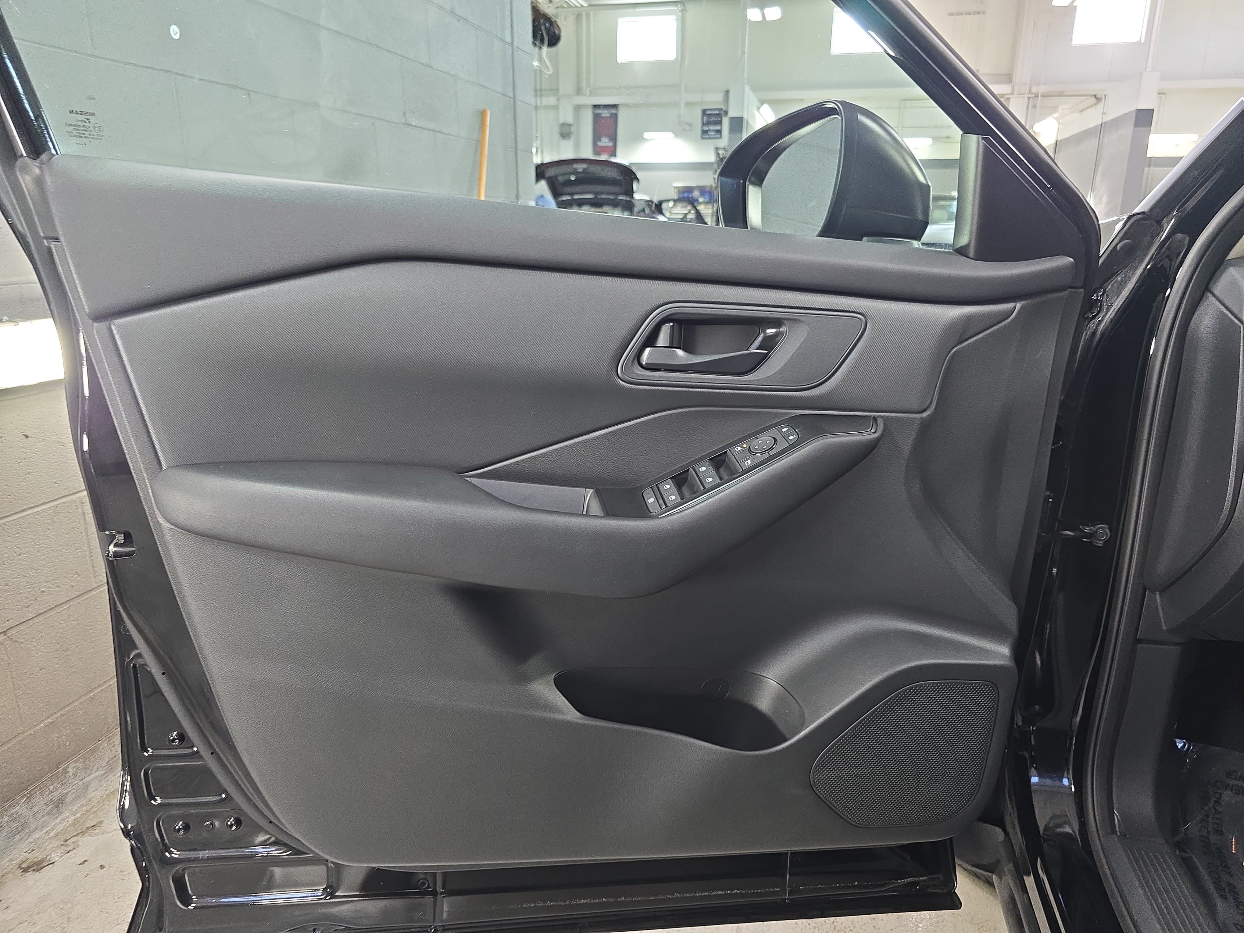 Used 2025 Nissan Rogue S AWD/4WD image 24
