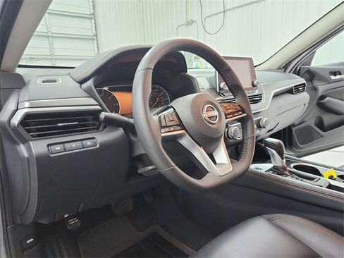 Used 2025 Nissan Altima 2.5 SR image 17