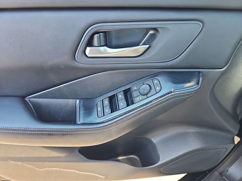 Used 2025 Nissan Rogue SV image 31