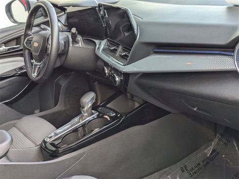 Used 2025 Chevrolet Trax LT w/ LT Convenience Package image 31