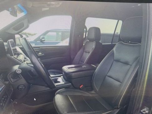 Used 2023 Chevrolet Suburban Premier image 3