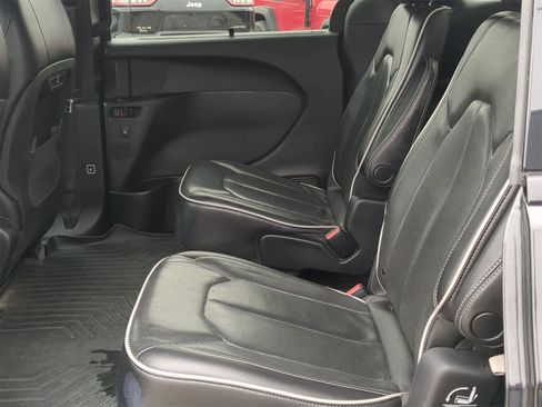 Certified 2019 Chrysler Pacifica Limited w/ S Appearance Package image 26