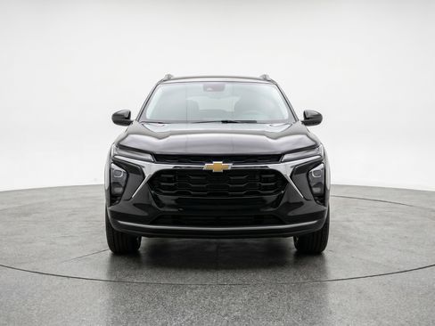 Used 2025 Chevrolet Trax LT FWD image 2