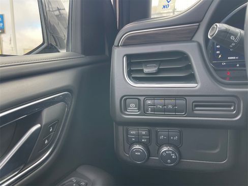 Used 2024 Chevrolet Suburban LT image 19