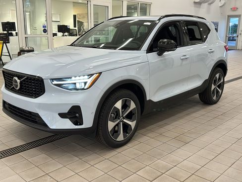 Used 2026 Volvo XC40 B5 Plus w/ Protection Package Premier image 9