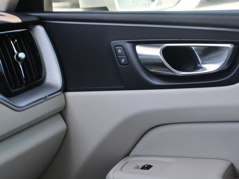 Used 2018 Volvo XC60 T6 Momentum w/ Convenience Package image 30