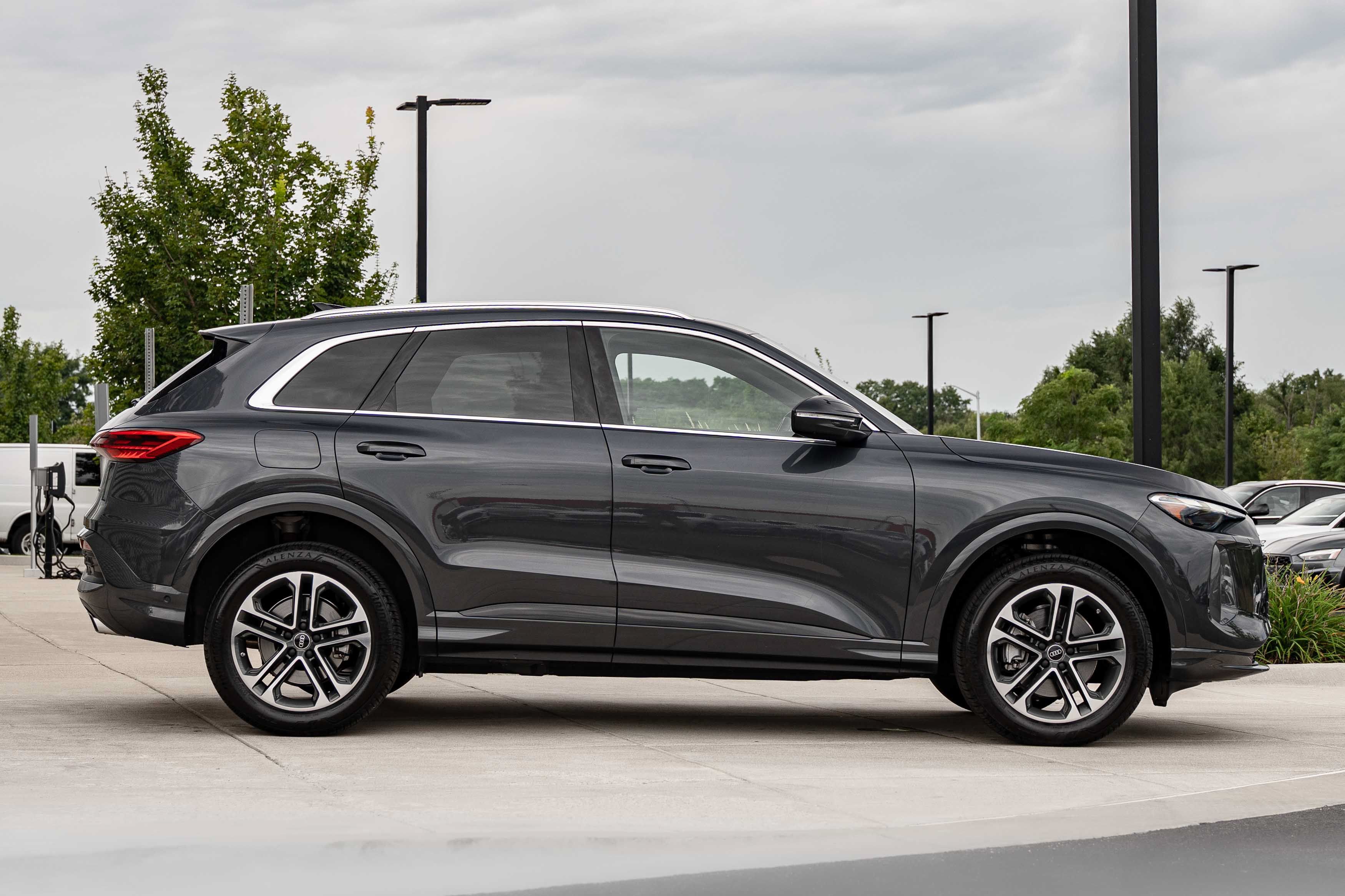 Certified 2025 Audi Q5 Premium w/ Convenience Package AWD/4WD image 3
