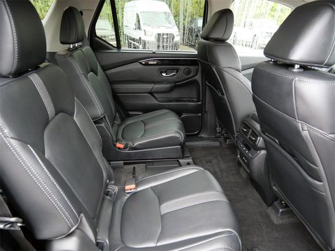 Used 2024 Honda Pilot Touring image 9