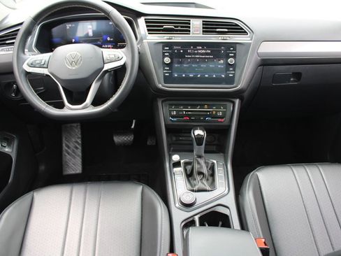 Certified 2024 Volkswagen Tiguan SE w/ Panoramic Sunroof Package AWD/4WD image 20