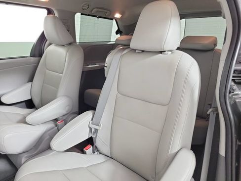 Used 2020 Toyota Sienna XLE Premium FWD image 13