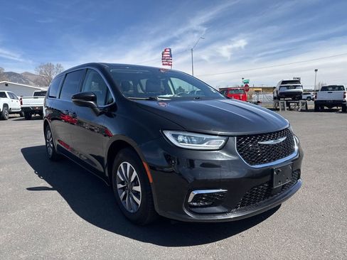 Used 2023 Chrysler Pacifica Touring-L image 1