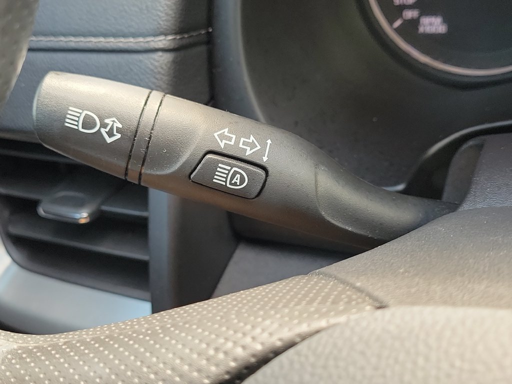Used 2024 GMC Terrain SLE w/ Driver Convenience Package FWD image 11