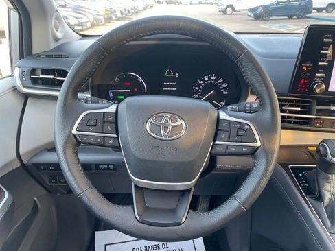 Used 2022 Toyota Sienna XLE w/ XLE Plus Package image 16