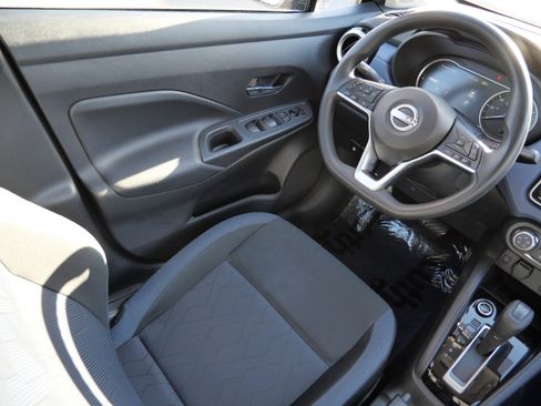 Used 2023 Nissan Versa SV image 9