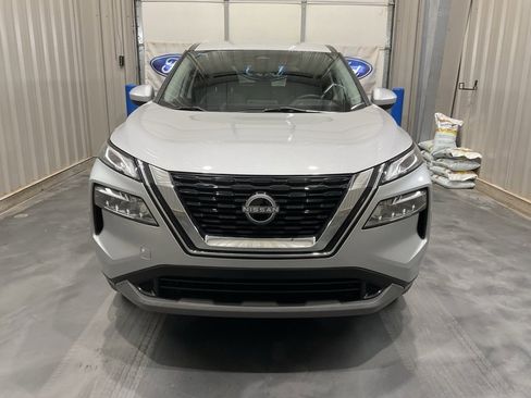 Used 2023 Nissan Rogue SV image 2