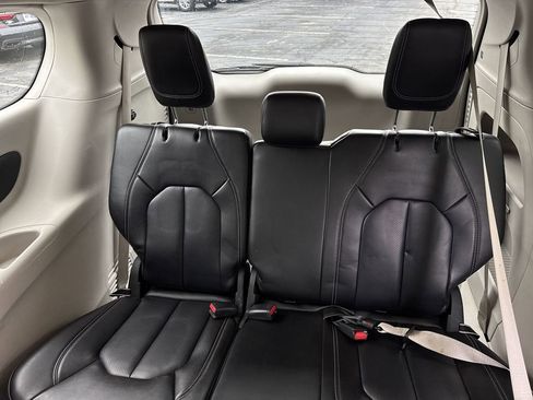 Used 2023 Chrysler Pacifica Touring-L image 20
