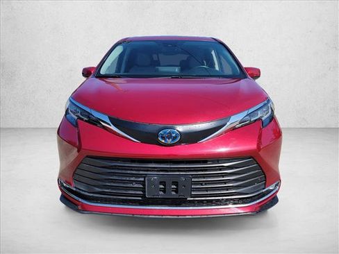 Used 2021 Toyota Sienna XLE FWD image 2