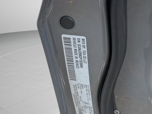 Used 2023 Jeep Compass Latitude image 36