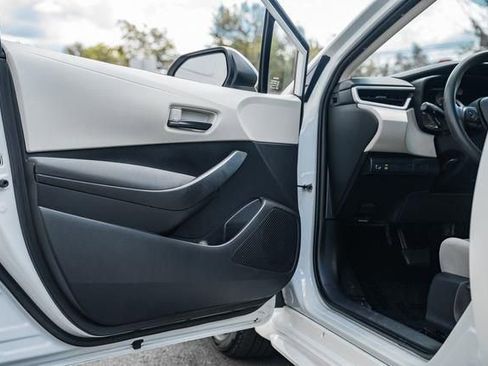 Used 2022 Toyota Corolla LE image 31