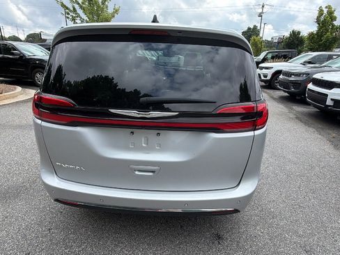 Used 2024 Chrysler Pacifica Touring-L FWD image 9