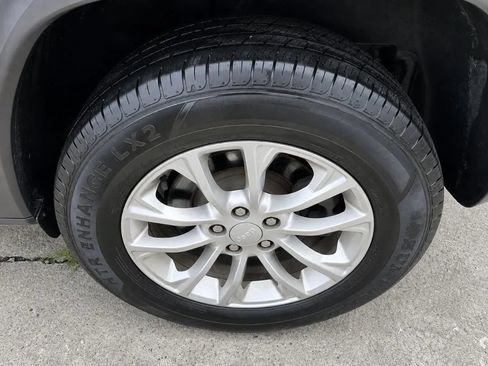 Used 2019 Jeep Cherokee Latitude w/ Popular Appearance Group AWD/4WD image 24