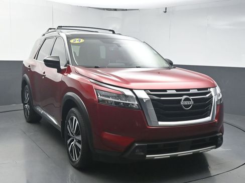 Used 2024 Nissan Pathfinder Platinum FWD image 2