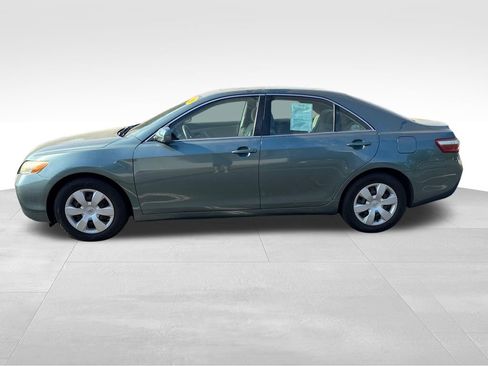 Used 2009 Toyota Camry LE FWD image 2