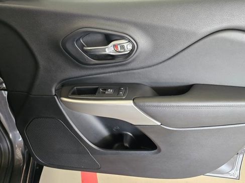 Used 2018 Jeep Cherokee Overland w/ Technology Group image 34