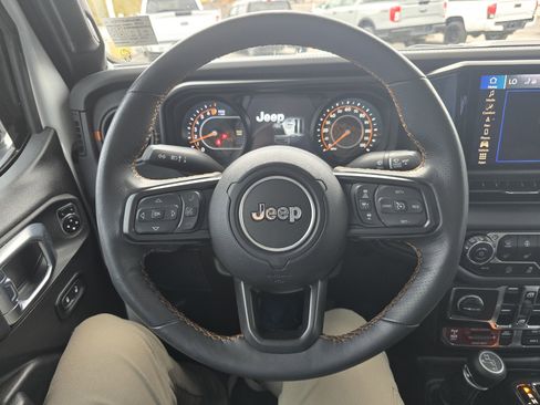 Used 2024 Jeep Gladiator Mojave w/ Technology Group image 17