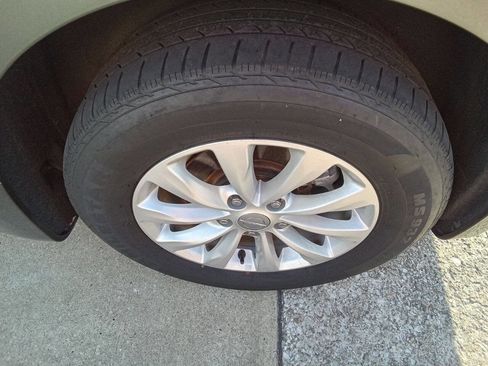 Used 2017 Chrysler Pacifica Touring-L image 16