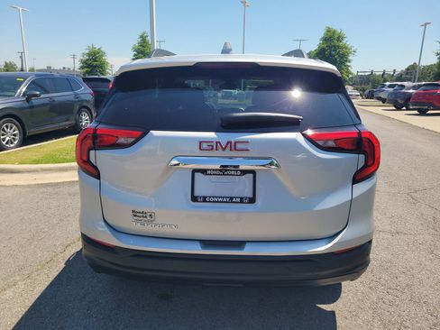 Used 2020 GMC Terrain SLE w/ Driver Convenience Package FWD image 4
