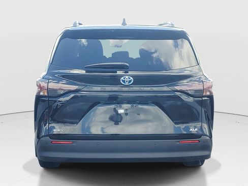 Used 2025 Toyota Sienna XLE image 6