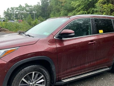 Used 2017 Toyota Highlander XLE AWD/4WD image 2