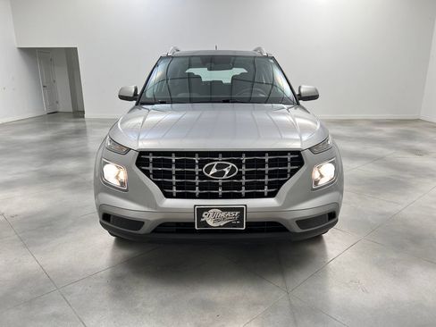 Used 2025 Hyundai Venue SEL FWD image 2