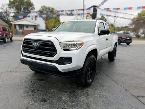 Used 2018 Toyota Tacoma SR image 4