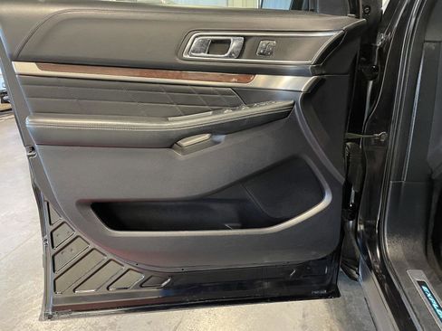 Used 2019 Ford Explorer Platinum image 17