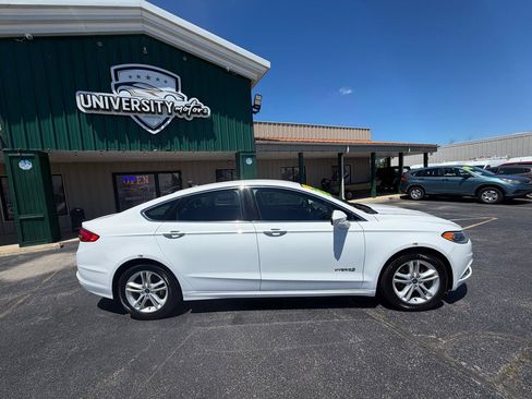 Used 2018 Ford Fusion SE w/ Equipment Group 602A FWD image 2