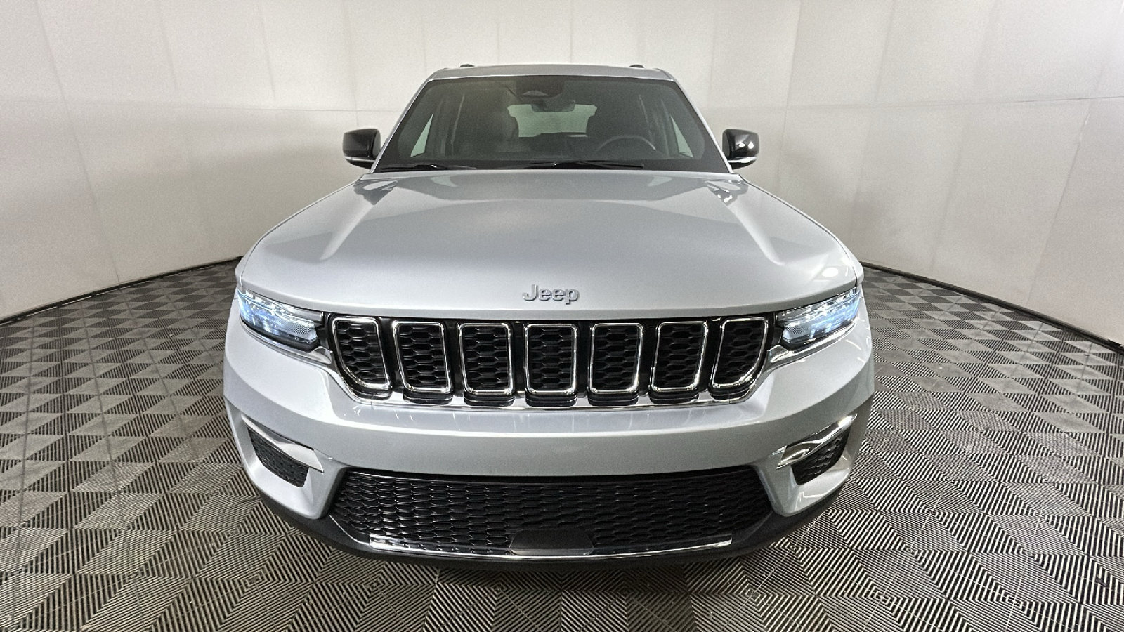 Used 2025 Jeep Grand Cherokee Limited 4xe AWD/4WD image 9