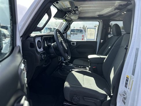 Used 2025 Jeep Gladiator Sport image 19