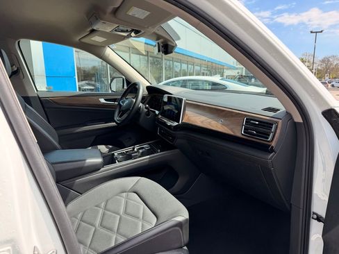 Used 2024 Volkswagen Atlas SE AWD/4WD image 26