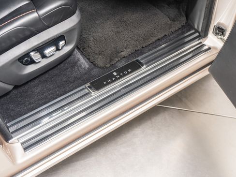 Used 2019 Rolls-Royce Phantom Sedan RWD image 35