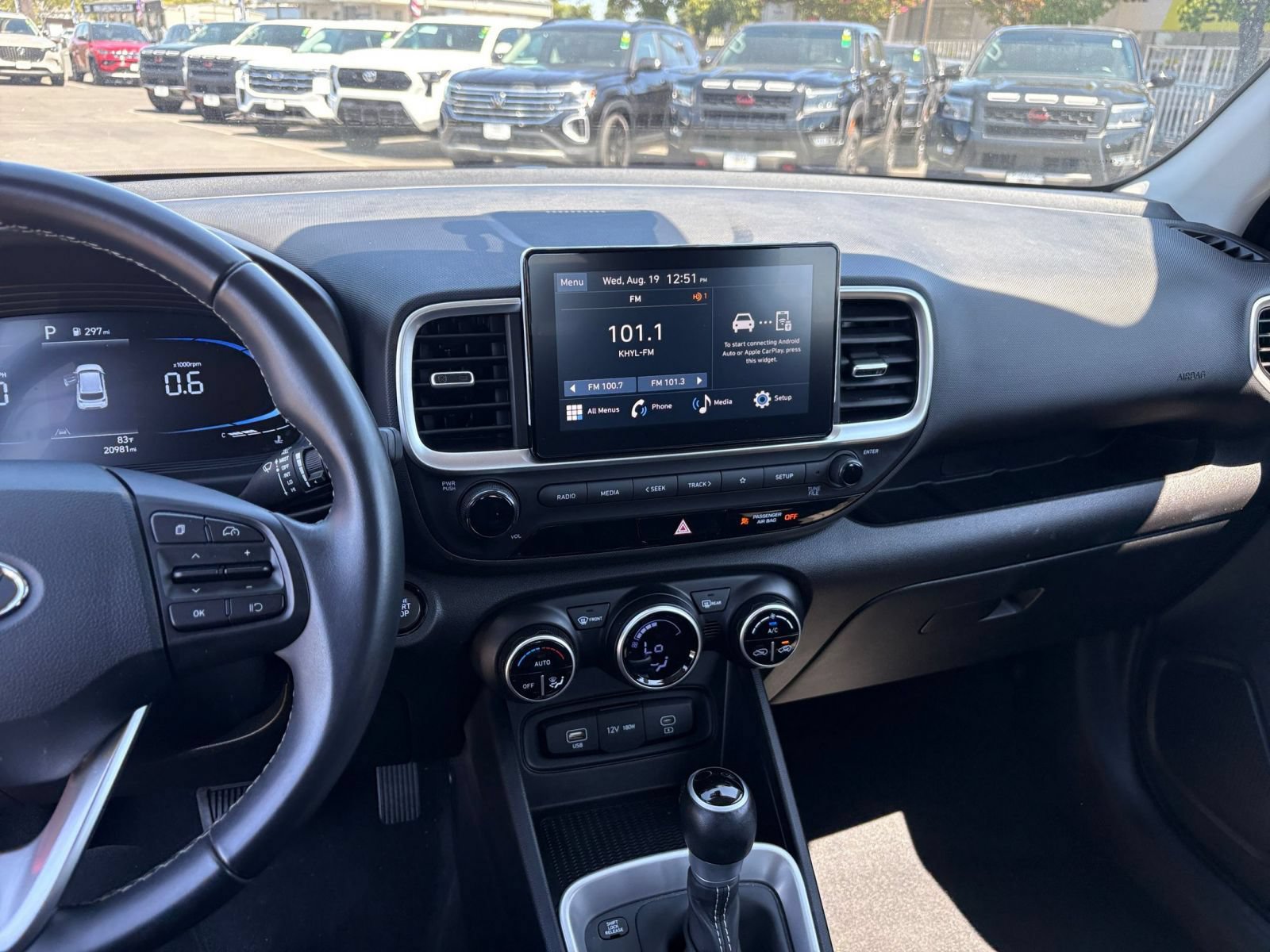 Used 2025 Hyundai Venue SEL FWD image 16