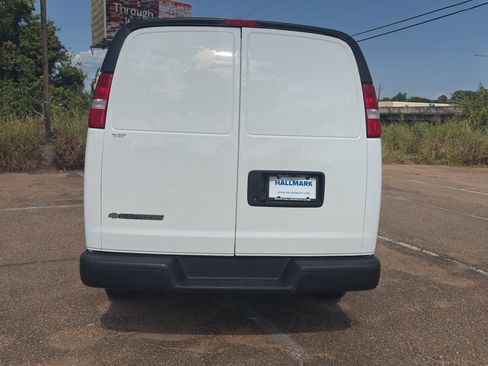 Used 2024 Chevrolet Express 2500 w/ Driver Convenience Package RWD image 5