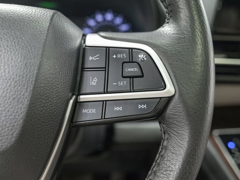 Used 2024 Toyota Sienna XLE FWD image 19