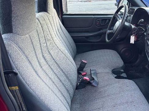 Used 2001 Chevrolet S10 Pickup 2WD Regular Cab image 11